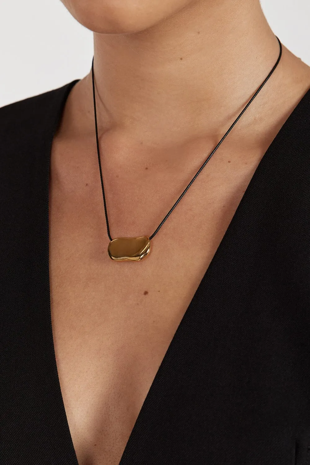HEAVEN MAYHEM PEBBLE GOLD NECKLACE